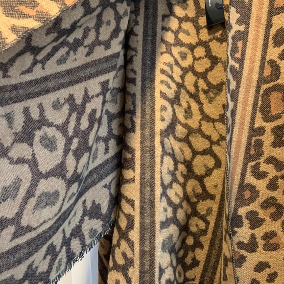 Cheetah poncho/ shawl - Picture 2 of 3